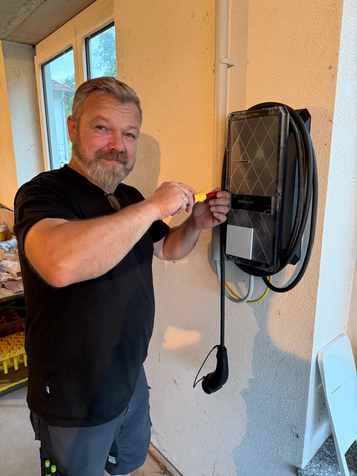 Jeff Wybranietz bei der Montage einer Wallbox